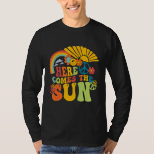 Camiseta Aquí Viene El Sol Retro Verano Vibes Hippie Boho