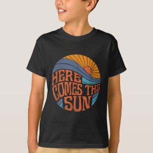 Camiseta Aquí Viene El Sol Vintage Retro Sixties Surf Summ