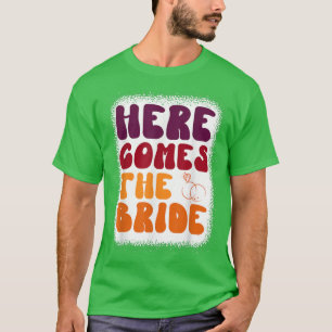 Camiseta Aquí Viene La Bachillerato De Novia Retro Groovy P