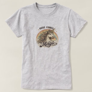 CAMISETA AQUÍ VIENE LA MAGIA
