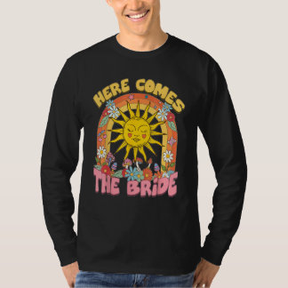 Camiseta Aquí viene la novia Groovy Retro 70s Despedida de