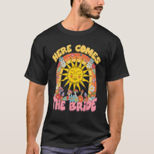 Camiseta Aquí viene la novia Groovy Retro 70s Despedida de 