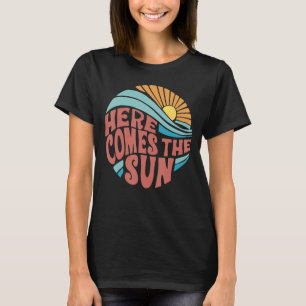 Camiseta Aquí Viene La Playa Familiar Del Sol Retro De Vera