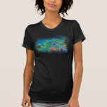 Camiseta ** AR23 Monet Lily Pads Pond Angel Cherub T-Shirt<br><div class="desc">El Monet Clásico de BLACK WOMEN y su estanque de nenúfares. El Monet Lilies / Lotus es de color rosa turquesa. Si miran de cerca, hay un cuadro arriba con ángeles de cherub. Elegante y Enérgicamente Mejorado Diseño de Vintage Feminiano Romántico Ephemera Floral Artístico Único Creativo Moderno y Romántico. (BUSCAR...</div>