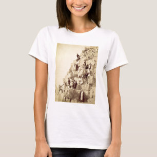 Camiseta Árabes que ayudan a turistas para subir las