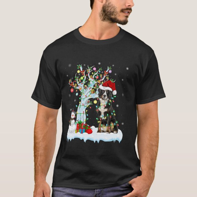 Camiseta Árbol de elementos de navidad iluminando Perro de  (Anverso)
