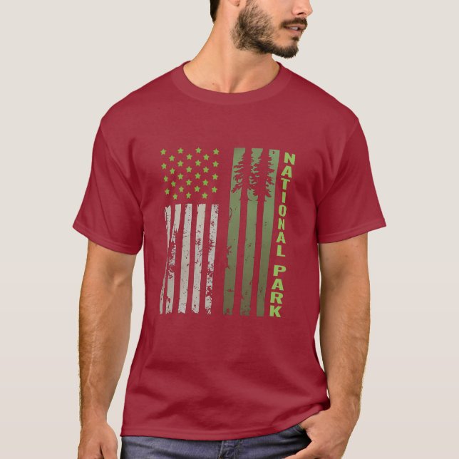 Camiseta Árbol de pinos patriótico estadounidense que apoya (Anverso)