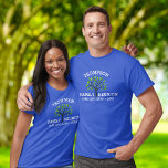 Camiseta Árbol de Reunión Familiar, Nombre Familiar, Person<br><div class="desc">Celebra a tu familia con esta increíble camiseta que incluye un árbol familiar rodeado por el nombre de tu familia y la ubicación de tu reunión en blanco - agrega fácilmente más líneas de texto personalizado. Ideal para reuniones familiares y reuniones.</div>