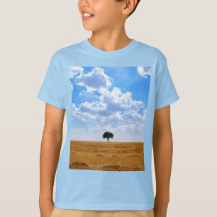 Camiseta Árbol en un campo de trigo cosechado