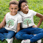 Camiseta Árbol Reunión Familiar Personalizado Cute Niños Co<br><div class="desc">Personalizar estas lindas camisetas de tres niños para tu próxima reunión familiar. Personaliza con el apellido de tu familia sobre las hojas verdes con el evento y el año bajo el dibujo de la naturaleza.</div>