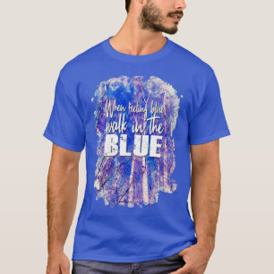 Camiseta Árboles blancos iluminan cielo azul en acuarela en