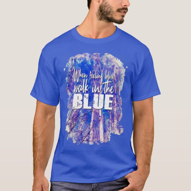 Camiseta Árboles blancos iluminan cielo azul en acuarela en (Anverso)