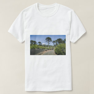 Camiseta Árboles de mono puzzle cerca de un volcán en chile