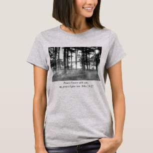 Camiseta Árboles nublados en la mesa Rock Grayscale Bible V