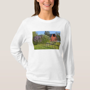 Camiseta Arbustos de lila en flor y urracas en los árboles