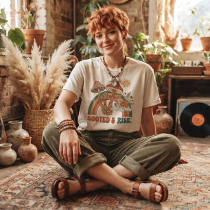 Camiseta arcoíris de hongos boho Rooted & Rise