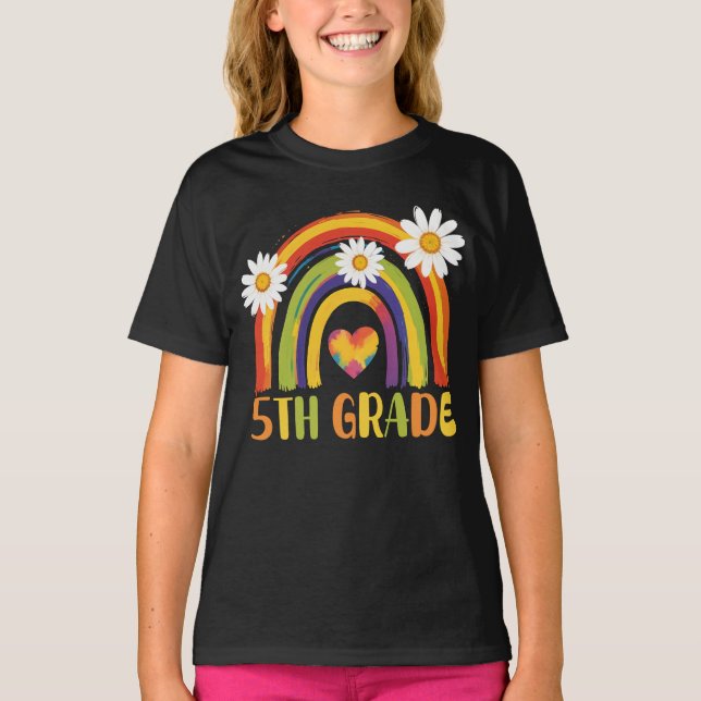 Camiseta Arcoiris de quinto grado de vuelta a la escuela de (Anverso)