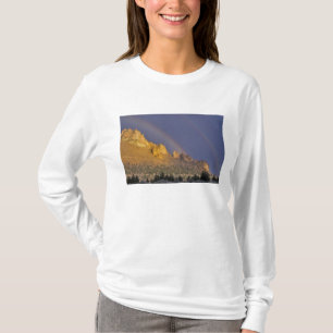 Camiseta Arcoíris doble sobre una formación rocosa cerca de