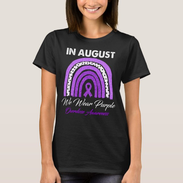 Camiseta Arcoiris En Agosto Usamos Sobredosis Morada (Anverso)