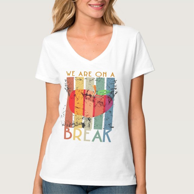 Camiseta Arcoiris Estamos En Un Verano De Descanso Del Prof (Anverso)