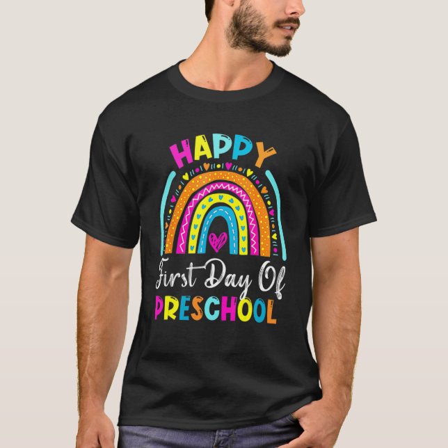 Camiseta Arcoiris Feliz primer día de preescolar de vuelta  (Anverso)
