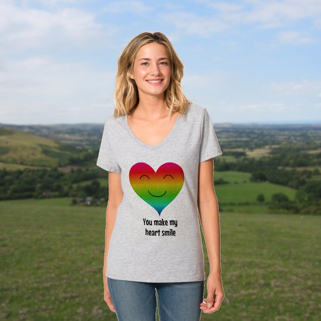 Camiseta Arcoiris haces sonreír mi corazón (Model is wearing the gray v-neck t-shirt, 'classic printing' option)