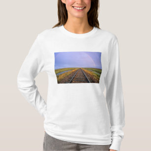 Camiseta Arcoíris sobre vías de ferrocarril cerca de Fairfi