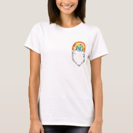 Camiseta Arcoiris y corazones en bolsillo impreso