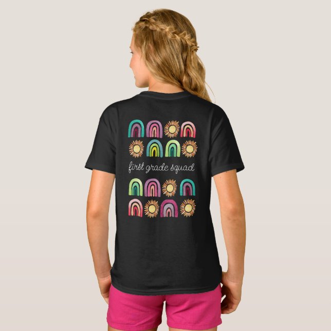Camiseta Arcoiris y sol de primer grado vuelven a la escuel (Reverso completo)