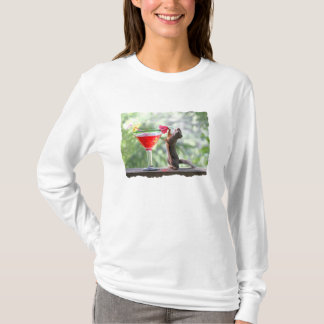 Camiseta Ardilla que bebe la bebida tropical
