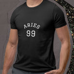 Camiseta Aries | Cumpleaños negro<br><div class="desc">Presentamos nuestra camiseta de personalizable Aries que te permite mostrar orgullosamente tu signo de zodiaco y año de nacimiento en una tipografía blanca elegante y única! Fabricado con materiales de alta calidad y un diseño elegante, esta camiseta es la adición perfecta a cualquier armario de los aficionados a la astrología....</div>