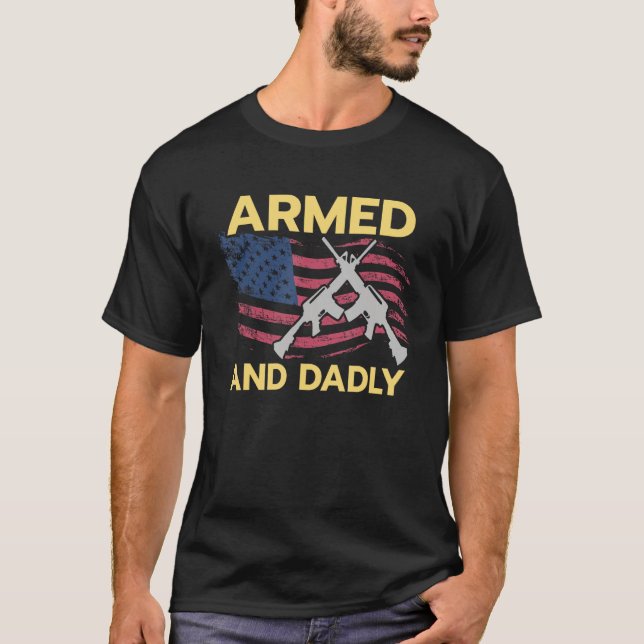 Camiseta Armed and Dadly USA Flag American Flag Dad Pun (Anverso)