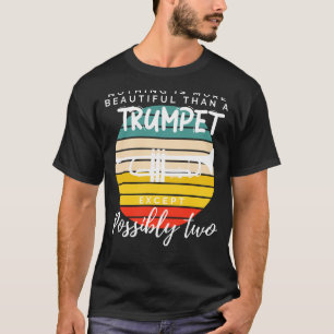 Camiseta Armonía de trompetas: La doble belleza en el humor