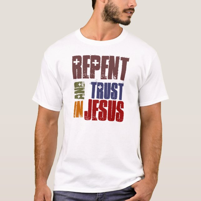 Camiseta Arrepiéntase y confíe en en Jesús (Anverso)