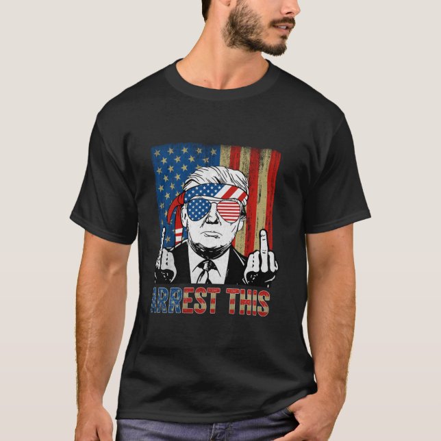 Camiseta Arrestar a este gracioso Trump 2024 con bandera es (Anverso)