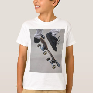 Camiseta Arriba En El Skateboard De Aire
