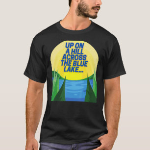 Camiseta Arriba en una colina a través del Lago Azul