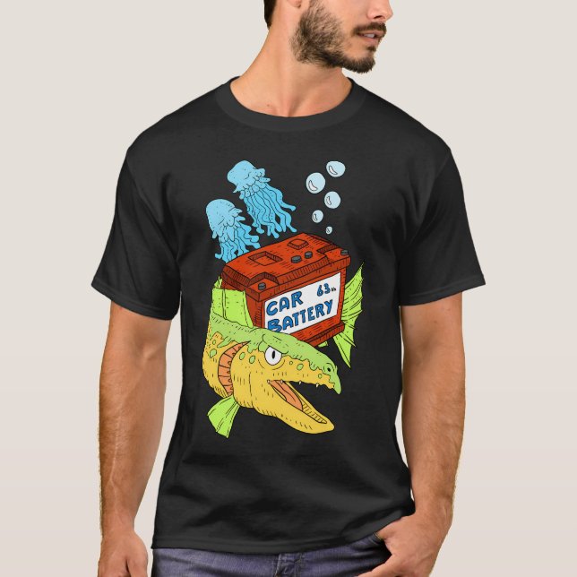 Camiseta Arrojando Una Batería De Auto En El Océano. (Anverso)