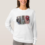 Camiseta Arte callejero en la calle Calle de la Libertad<br><div class="desc">Walter Bibikow\\COPYRIGHT Walter Bibikow / SuperStock.com | España,  Región de Aragón,  Provincia de Zaragoza,  Zaragoza,  área de entretenimiento El Tubo,  arte callejero en la calle Calle de la Libertad | AssetID: EU27 WBI0767</div>