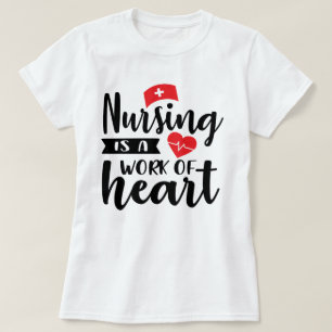 Camiseta Arte de palabras con corazón de trabajo de enferme