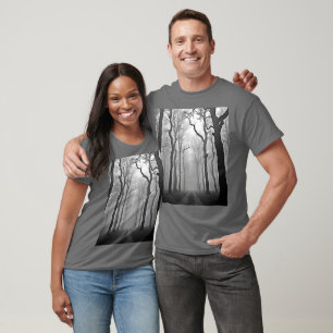 Camiseta Arte de sendero forestal brumoso y espeluznante