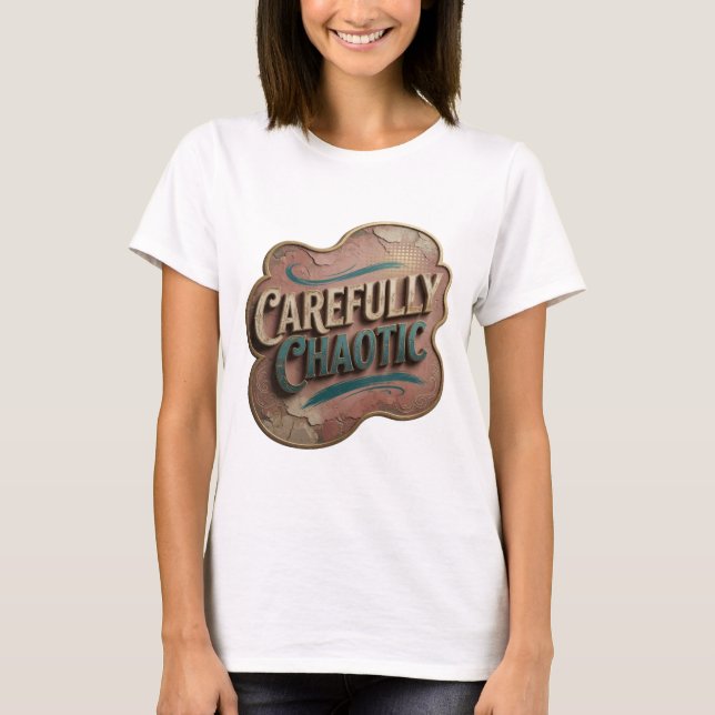 Camiseta Arte de texto 3D Snappy Gold CAREFULLY CHAOTIC (Anverso)