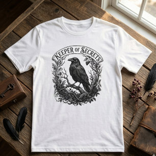 Camiseta Arte Intrincado de Cuervo con Letra Góticay Academ
