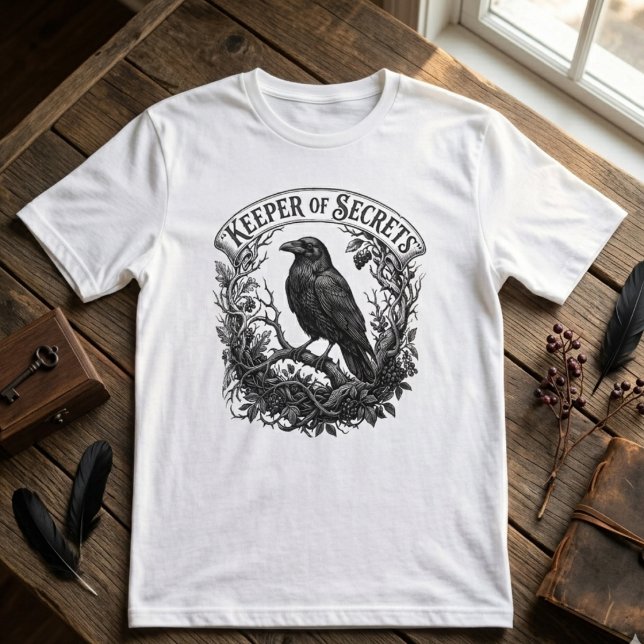 Camiseta Arte Intrincado de Cuervo con Letra Góticay Academ (Intricate gothic raven tshirt)