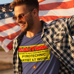 CAMISETA ARTISTA PIROTÉCNICA DE LA PRECAUCIÓN EN EL TRABA