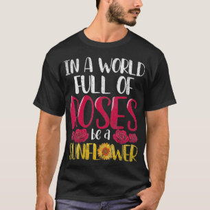 Camiseta Artsy Florist Gift In A World Full Of Roses Be A S