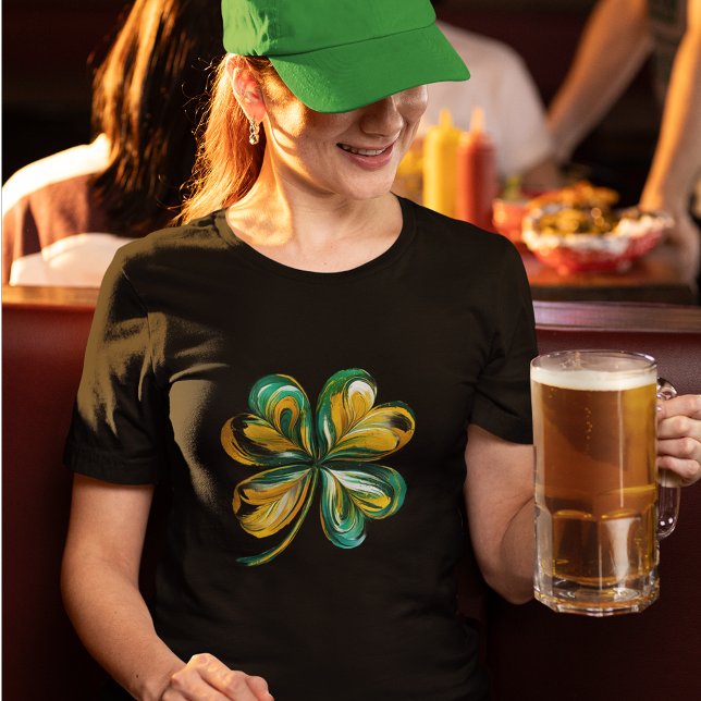 Camiseta Artsy Lucky Shamrock (This artsy tee is perfect for any day, but especially St. Patrick's Day.)