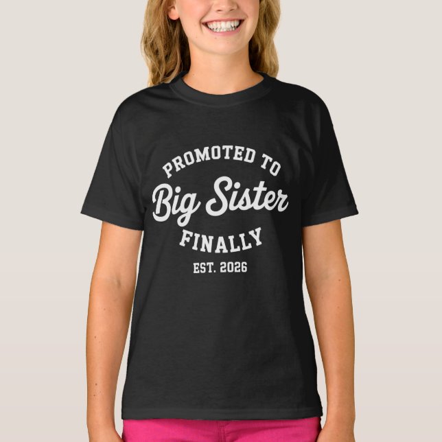 Camiseta Ascendida a Hermana Mayor Finalmente 2026 Embarazo (Anverso)