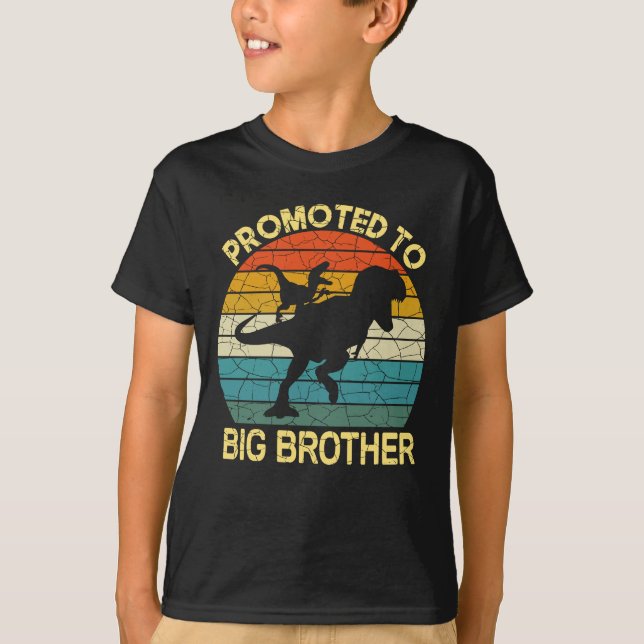 Camiseta Ascendido a dinosaurio hermano mayor, hermano en j (Anverso)