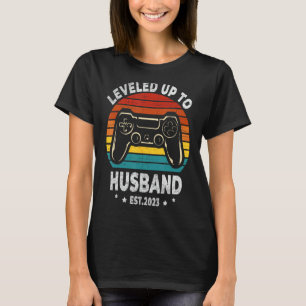 Camiseta Ascendido a esposo est 2023 recién casado Bache